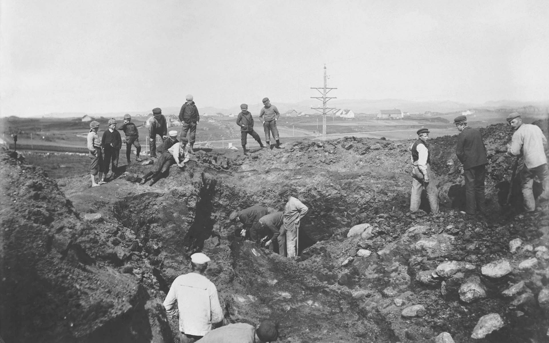 16.10_Grønhaugskipet graves fram. Foto Bergen museum Fra utgravingen av Grønhaugskipet