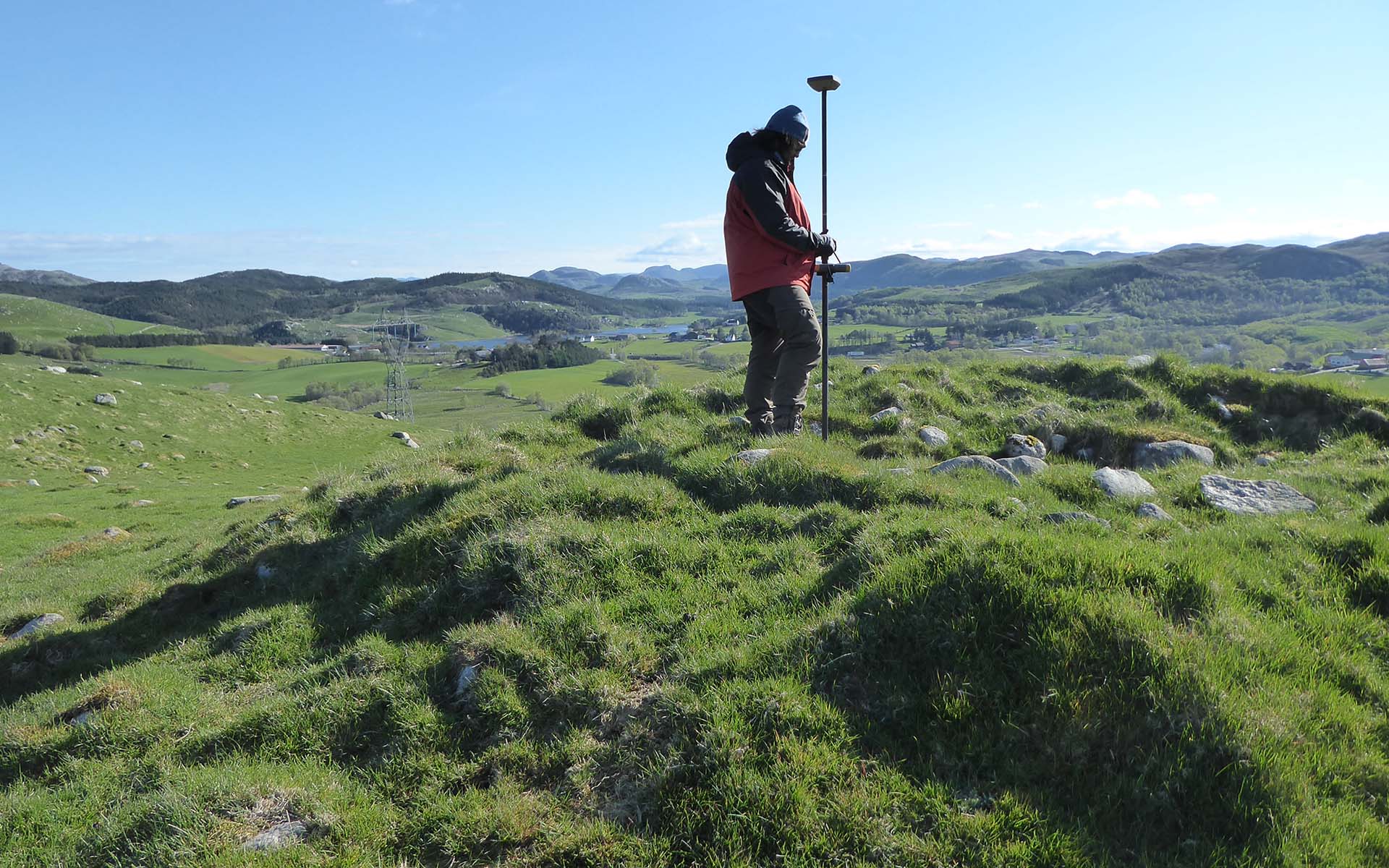 Gravhaug_m_arkeolog og plyndringsgrop_Fagrafjell_Sandnes Arkeolog undersøker gravhaug med plyndringsgrop