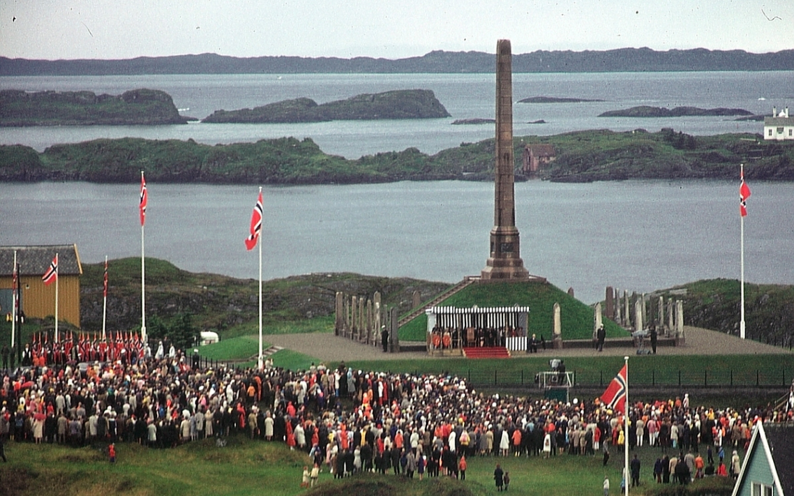 Jubileum_Haraldshaugen_1972_Foto_Theo Soland_Haugalandmuseet_16z10 Haraldshaugen med flagg og folkemengde 1972