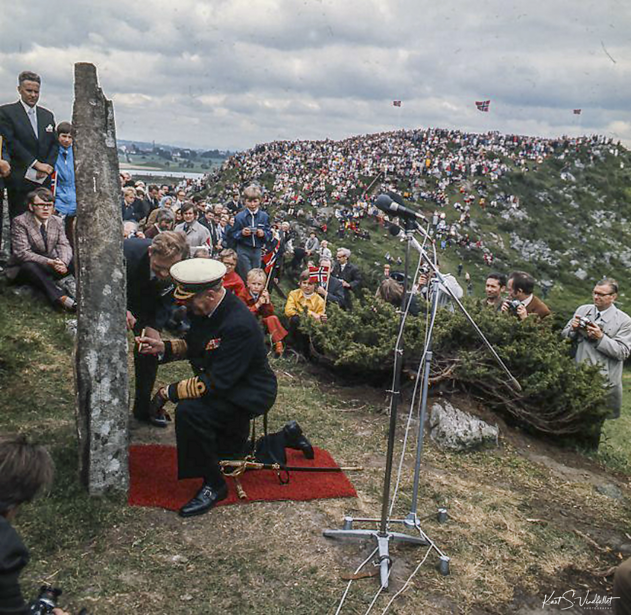 Kong Olav V signerer bauta på Ytraberget ved Hafrsfjord