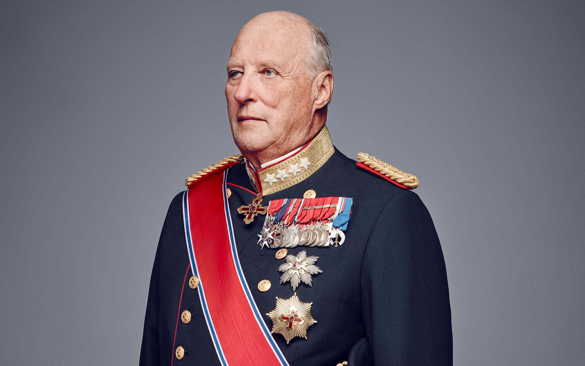 Kong_Harald_Foto-Jørgen Gomnæs-Det kongelige hoff_16z10 Bildet av kong Harald den femte i gallauniform