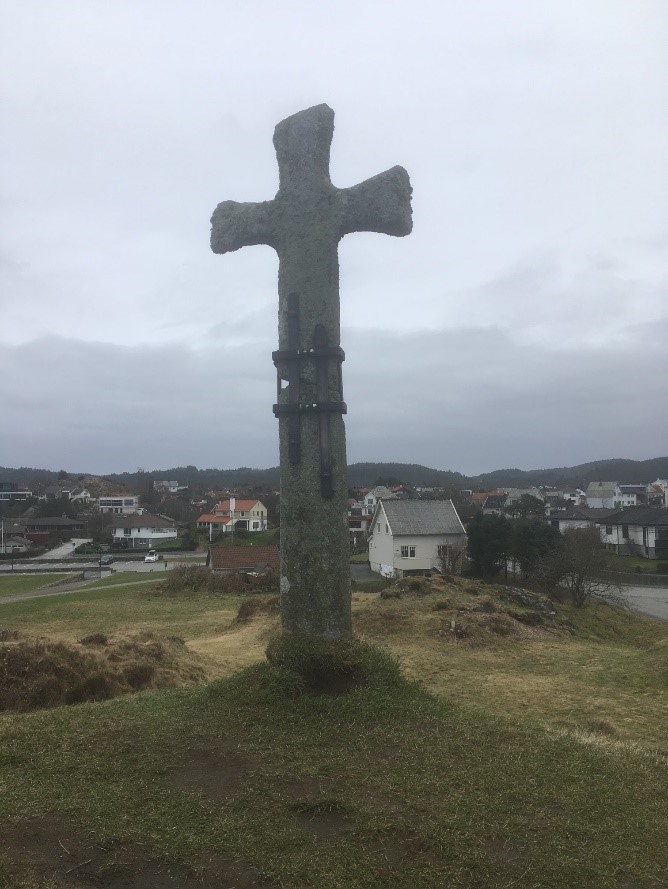 Krossahaug i Haugesund Bilde av steinkors i Haugesund