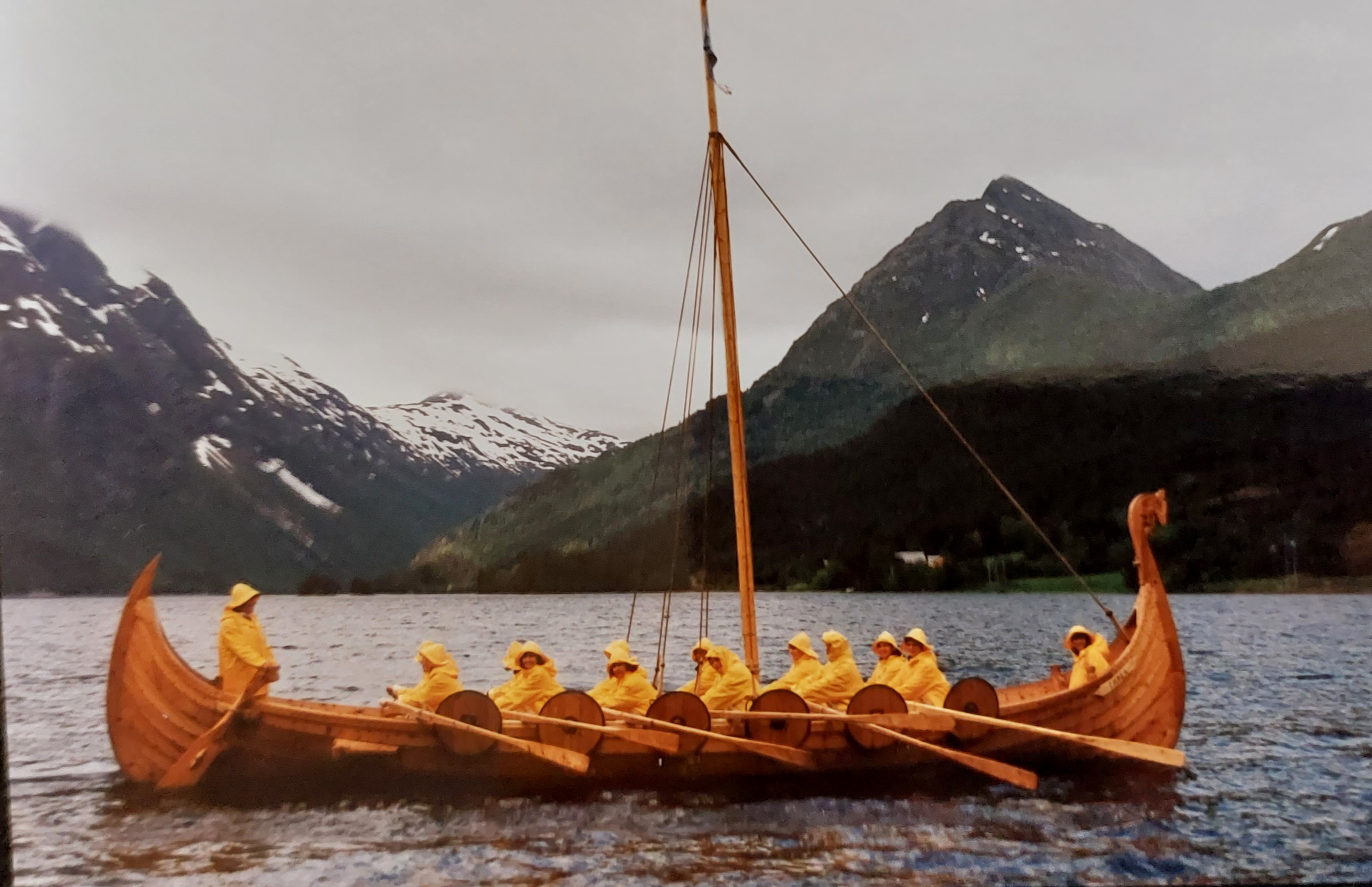 Kvinnesskipet Embla på Bjørkedalsvatnet. Vikingskip med regntøykledde kvinner om bord