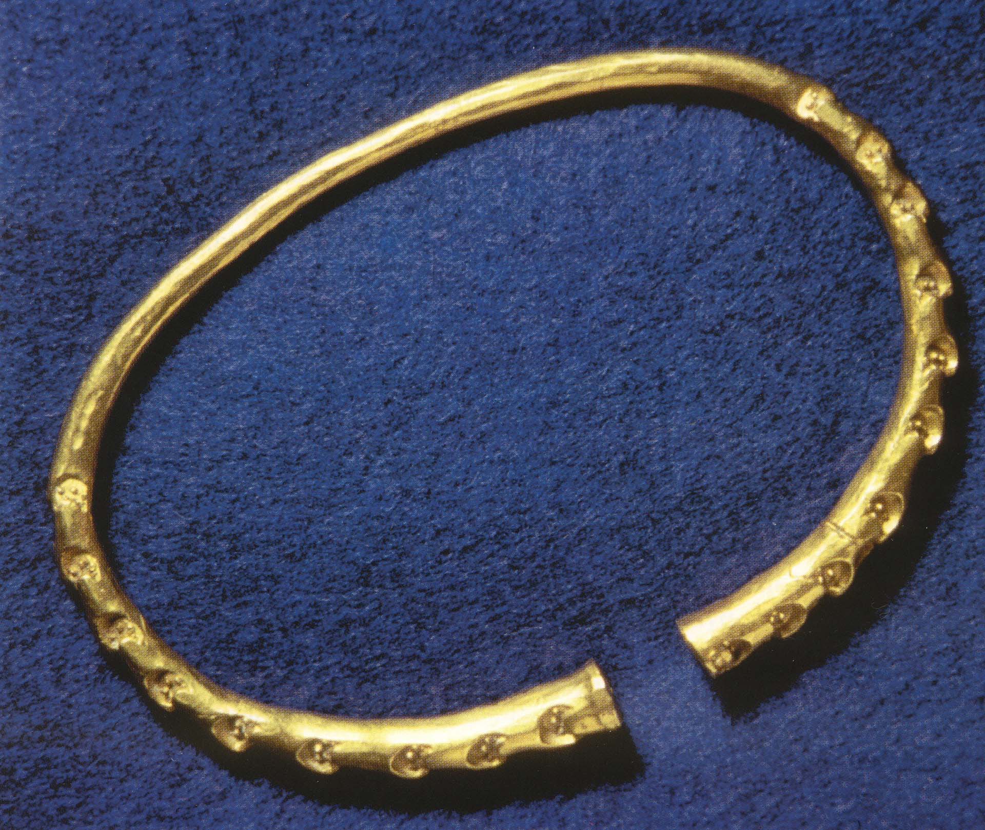uke_7_Gullarmring fra Storhaug. Foto Bergen museum_LOW Armring av gull fra Storhaugfunnet